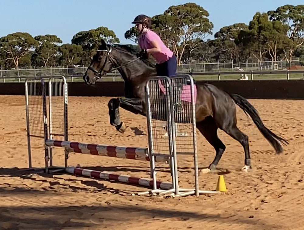 Rebecca using the Verbindend while jumping.